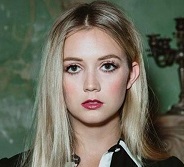 Billie Lourd Bio, Wiki, Age, Net worth, Dating, Boyfriend, Married, Parents